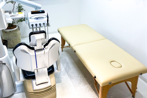 稲沢市グランツ歯科室の診察室とベッドの写真